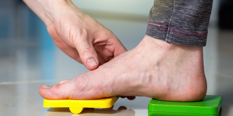 Pieds plats : quels traitements et conseils pour mieux vivre avec un affaissement de la voûte plantaire ?