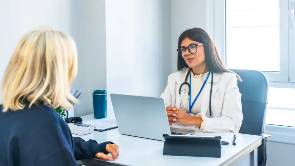 Consultation avec le médecin posturologue